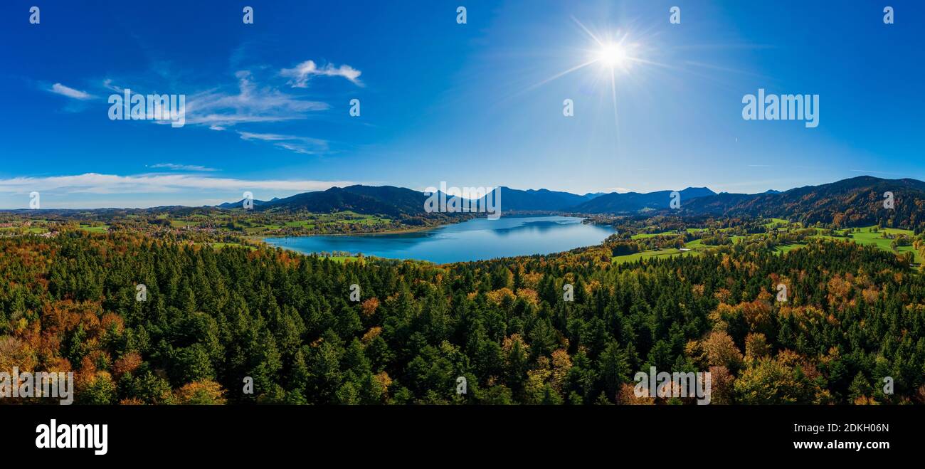 Lac Tegernsee dans les Alpes bavaroises. Panorama aérien. Automne. Allemagne Banque D'Images