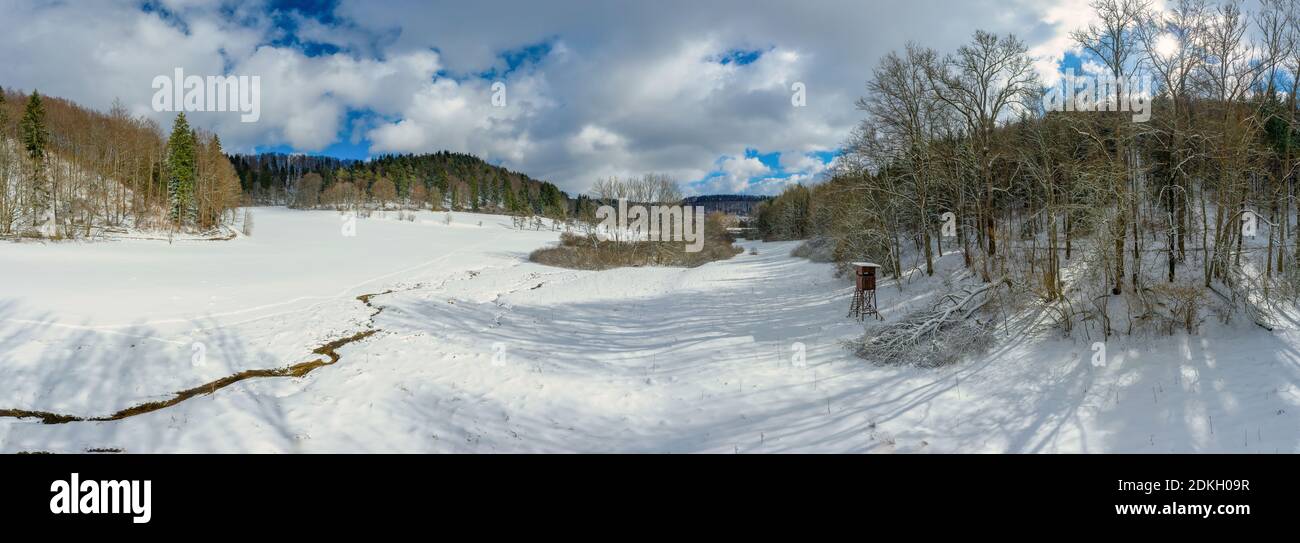 Paysage idyllique recouvert de neige avec une petite crique au premier plan entourée d'arbres. Hiver à l'alb souabe, allemagne comme photo panoramique de drone Banque D'Images
