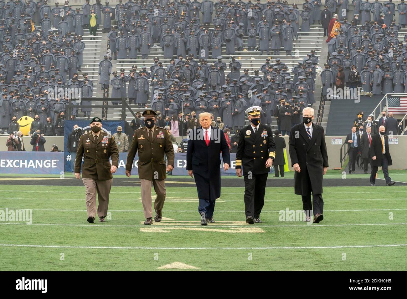 Le président américain Donald Trump s'apprête à lancer le 121e match de football de l'Armée de terre et de la Marine au Michie Stadium le 12 décembre 2019 à West point, New York. Les côtés du président sont de gauche à droite: Président du général des chefs interarmées Mark Milley, lieutenant général Darryl Williams, surintendant de l'Académie militaire des États-Unis, ADM. Sean Buck, surintendant de l'Académie navale des États-Unis et secrétaire intérimaire de la Défense, Christopher Miller. Banque D'Images