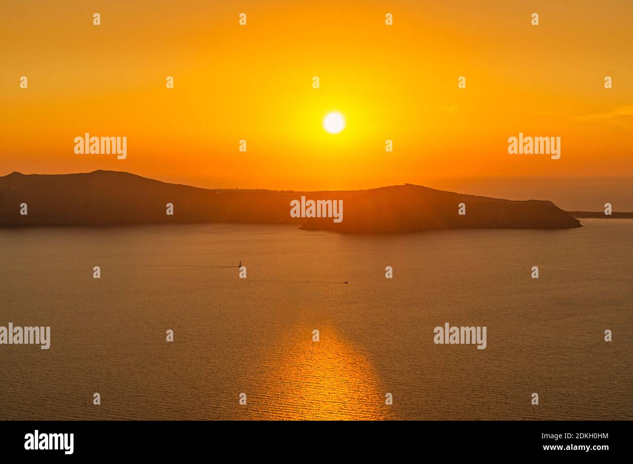 Vue sur le coucher du soleil depuis le village de Santorin, Imerovigli, sur la caldeira à la mer Banque D'Images