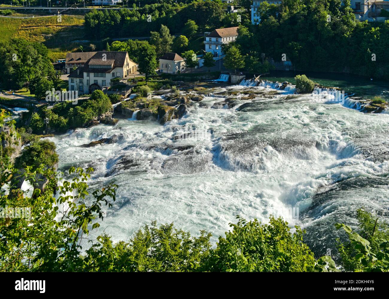 Affluent les masses d'eau aux chutes du Rhin au moment de la fonte des neiges dans les Alpes, Laufen-Uhwiesen près de Schaffhausen, en Suisse Banque D'Images