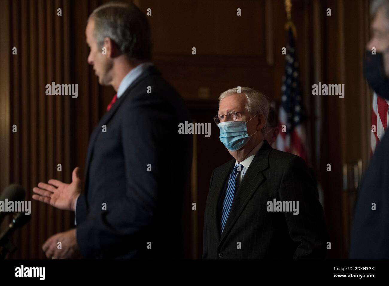 Mitch McConnell, chef de la majorité au Sénat des États-Unis (républicain du Kentucky), à droite, regarde son pendant que le sénateur des États-Unis John Thune (républicain du Dakota du Sud) parle lors d'une conférence de presse à la suite de la réunion hebdomadaire avec le caucus républicain du Sénat au Capitole des États-Unis à Washington, DC, États-Unis, le mardi 15 décembre 2020. Plus tôt aujourd'hui, le chef de la majorité au Sénat américain Mitch McConnell (républicain du Kentucky), a déclaré mardi que le Collège électoral « a parlé » et a félicité le président élu des États-Unis Joe Biden pour sa victoire. (Photo de Rod Lamkey /Pool/Sipa USA) Banque D'Images