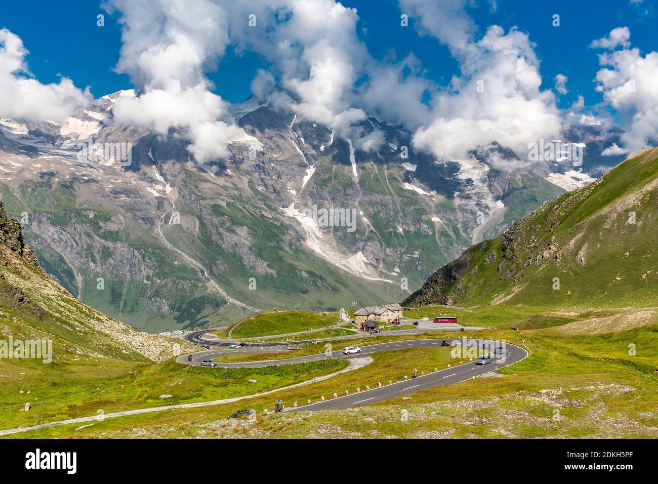 Route alpine en serpentin avec le Musée de la nature alpine, derrière le Großes Wiesbachhorn, 3564 m, Grossglockner High Alpine Road, Parc national Hohe Tauern, État de Salzbourg, Carinthie, Autriche, Europe Banque D'Images