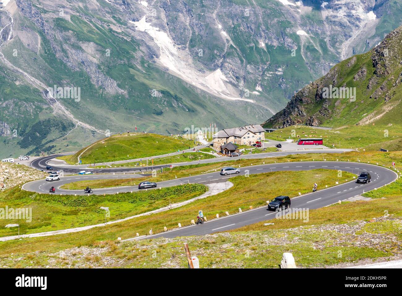 Route alpine en serpentin avec le Musée de la nature alpine, derrière le Großes Wiesbachhorn, 3564 m, Grossglockner High Alpine Road, Parc national Hohe Tauern, État de Salzbourg, Carinthie, Autriche, Europe Banque D'Images