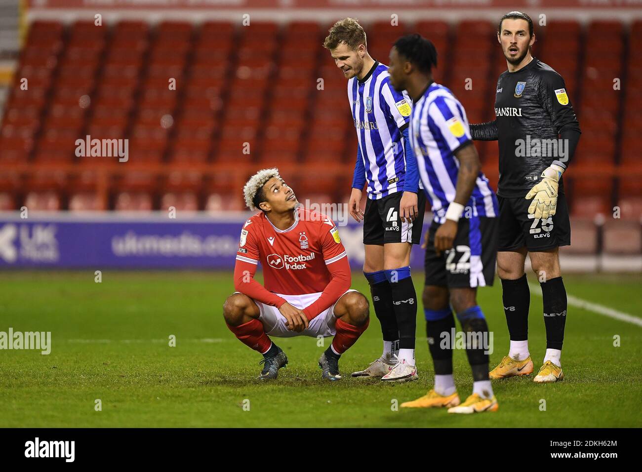 NOTTINGHAM, 15 DÉCEMBRE Lyle Taylor de Nottingham Forest parle avec Joost van Aken de Sheffield mercredi lors du match de championnat Sky Bet entre Nottingham Forest et Sheffield mercredi au City Ground, Nottingham, le mardi 15 décembre 2020. (Credit: Jon Hobley | MI News) Credit: MI News & Sport /Alay Live News Banque D'Images