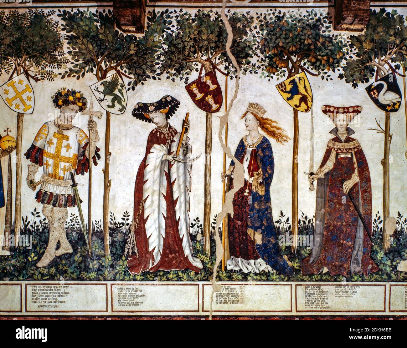 Château italien médiéval de Manta. Salle du baronial. Vélo en plein air avec des dames et des chevaliers par maître du château de Manta. XIV - XV siècle. Banque D'Images