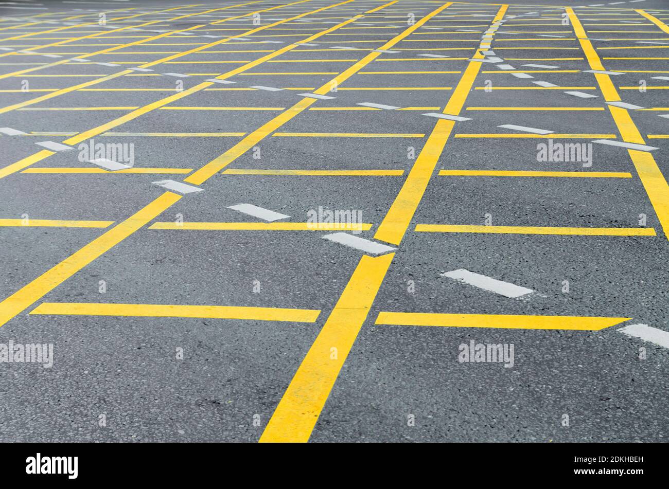 Marquage routier jaune sur asphalte gris Banque D'Images