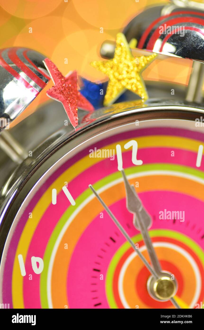 Célébration de la veille du nouvel an à 12 heures sur bokeh arrière-plan Banque D'Images