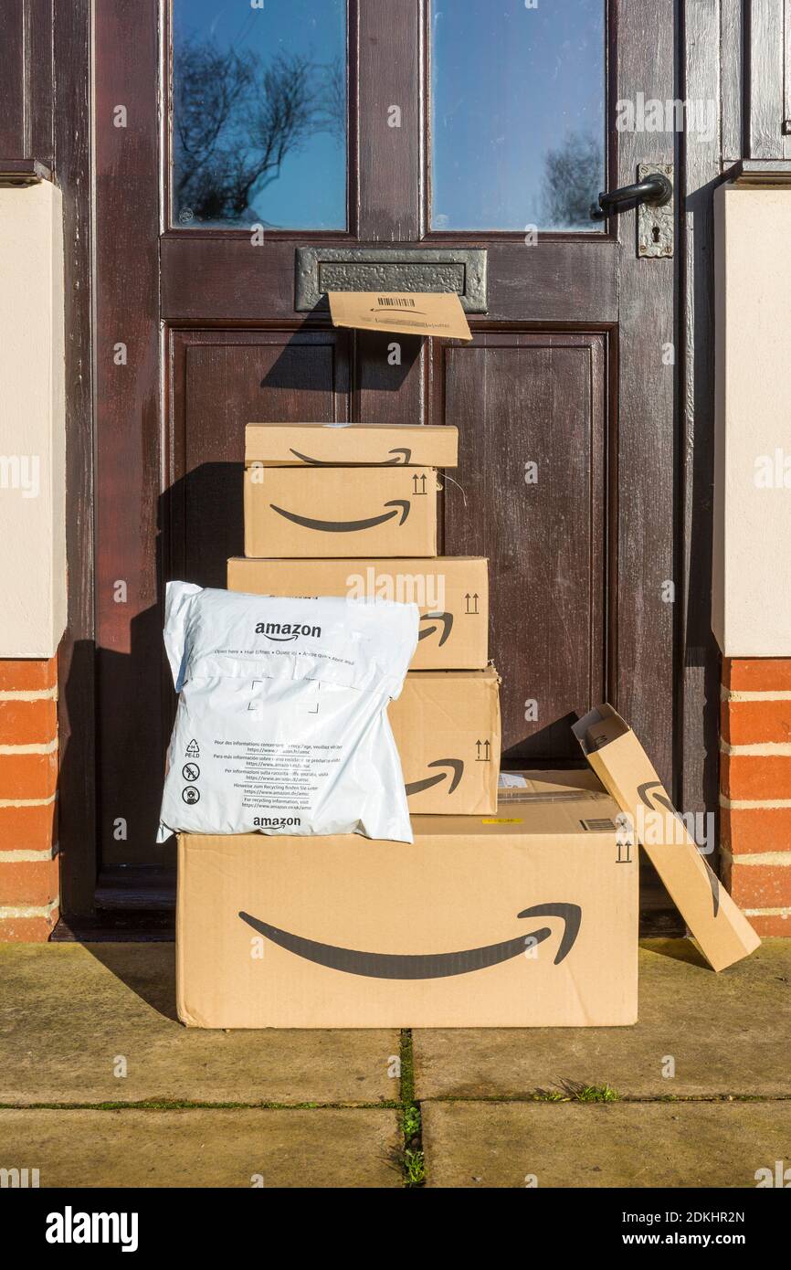 Le shopping en ligne, c'est-à-dire la livraison de colis et de boîtes amazon à l'extérieur d'une porte d'entrée. Banque D'Images