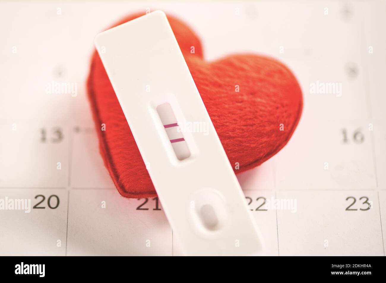 Les tests de grossesse femme enceinte concept / résultat positif deux  lignes de la planification d'un bébé à la maternité et les soins de santé  et cœur rouge sur fond de calendrier