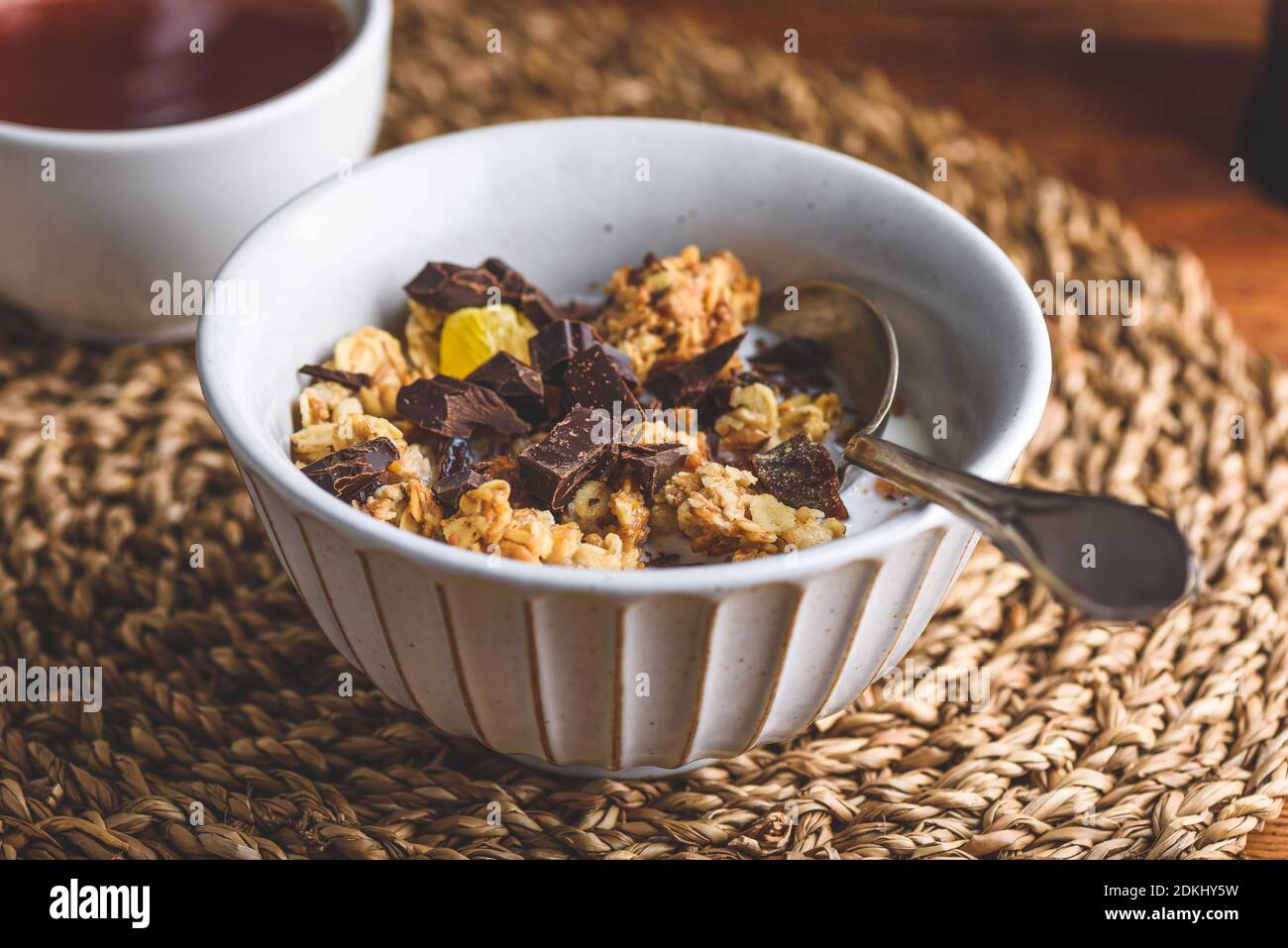 Petit déjeuner bol de céréales avec fruits secs et chocolat écrasé Banque D'Images