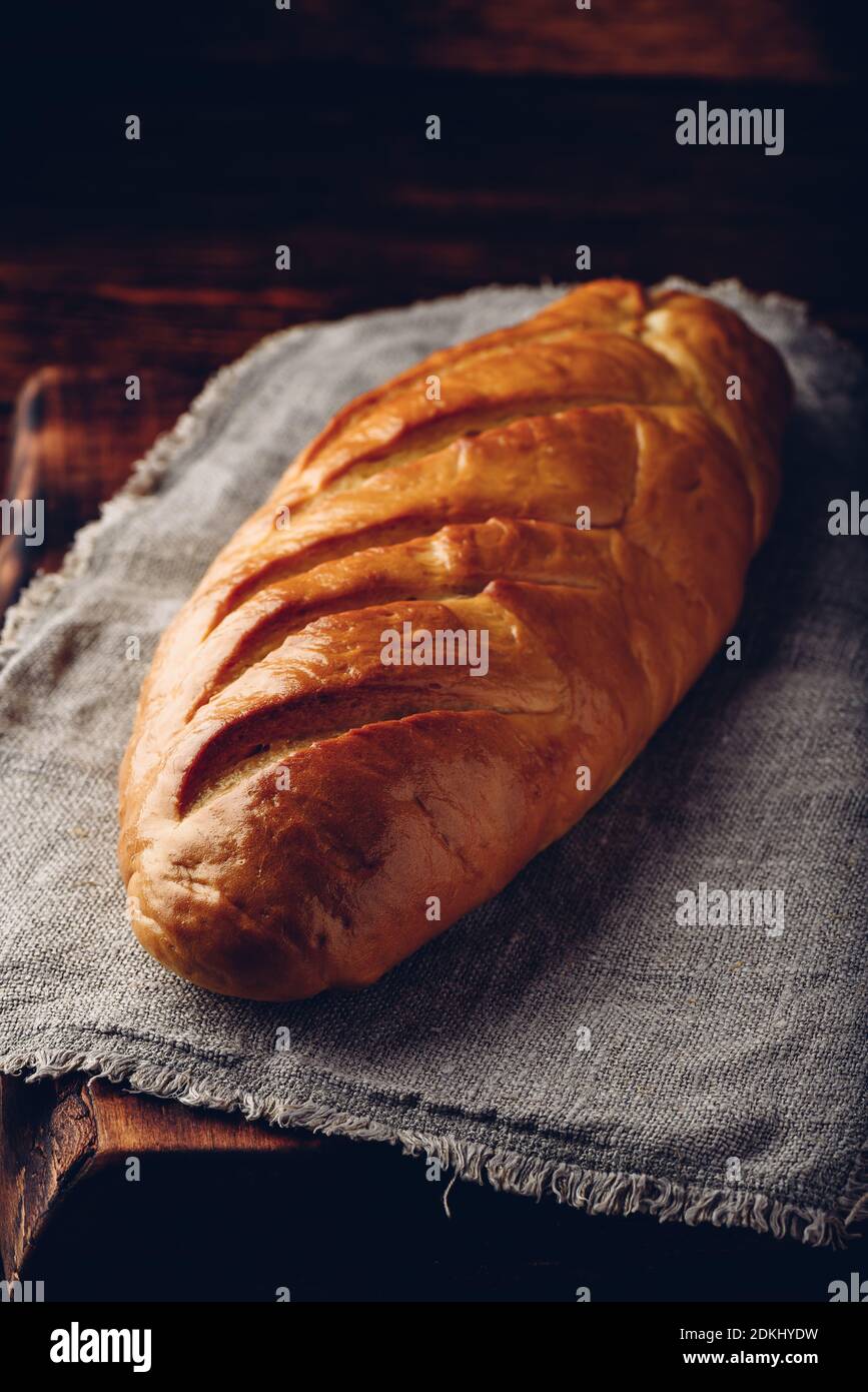 Une miche de pain sur une table en bois Banque D'Images