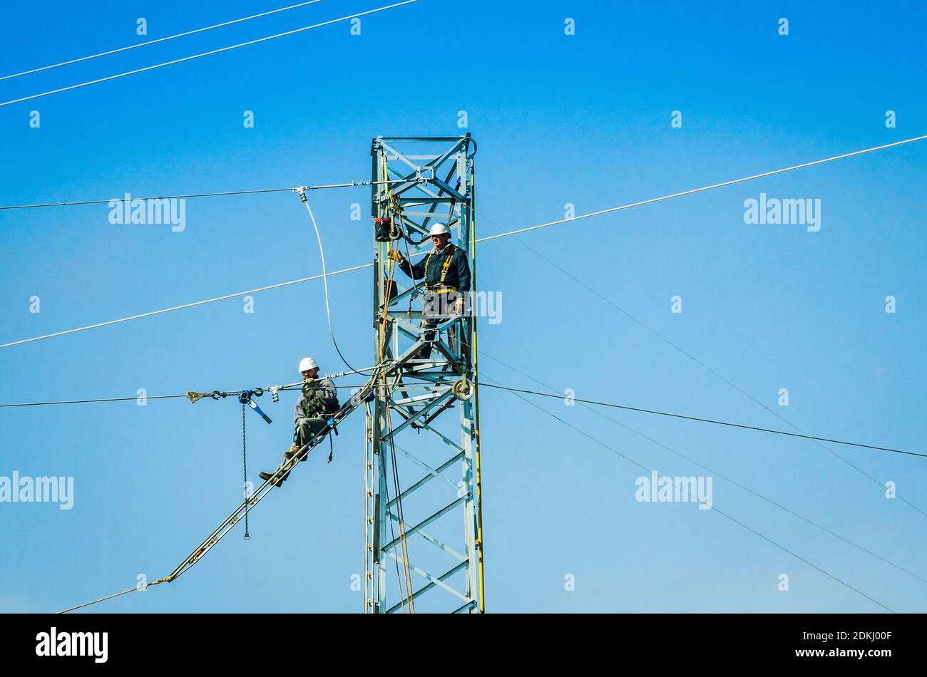 Algeciras, Espagne - 06 avril 2015. Travailleurs vérifiant les fils électriques dans des casques bleus Banque D'Images