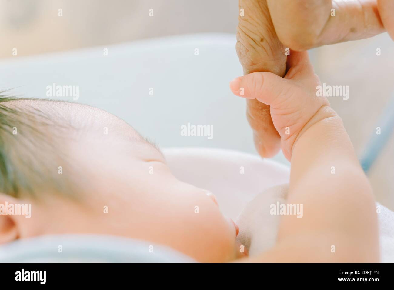Nouveau Ne Bebe Tient Les Doigts De Sa Grand Mere Heureux Moments En Famille Photo Stock Alamy