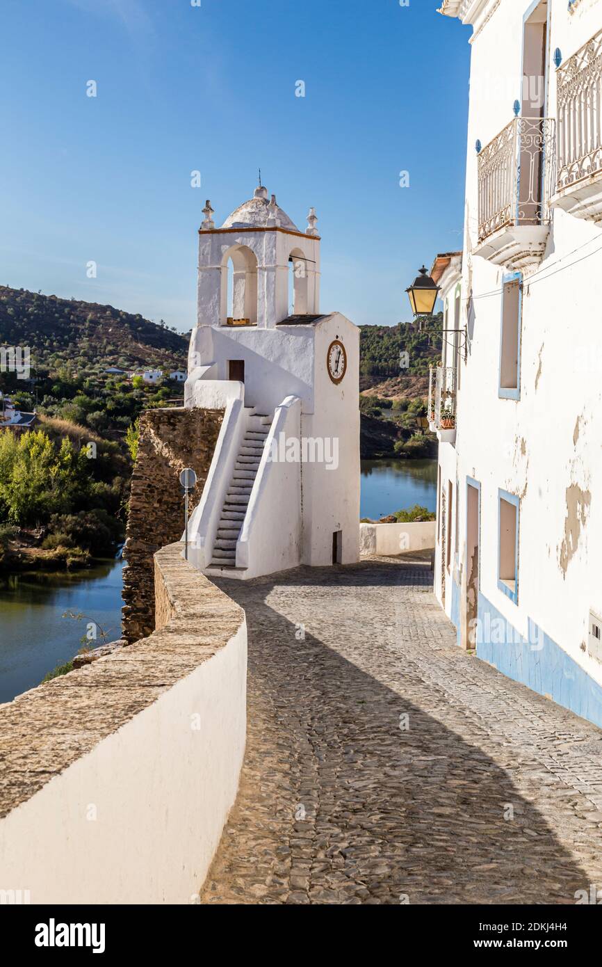 tour de l'horloge (Torre do Relogio) sur la banque de Guadiana, Mertola, Alentejo, Banque D'Images