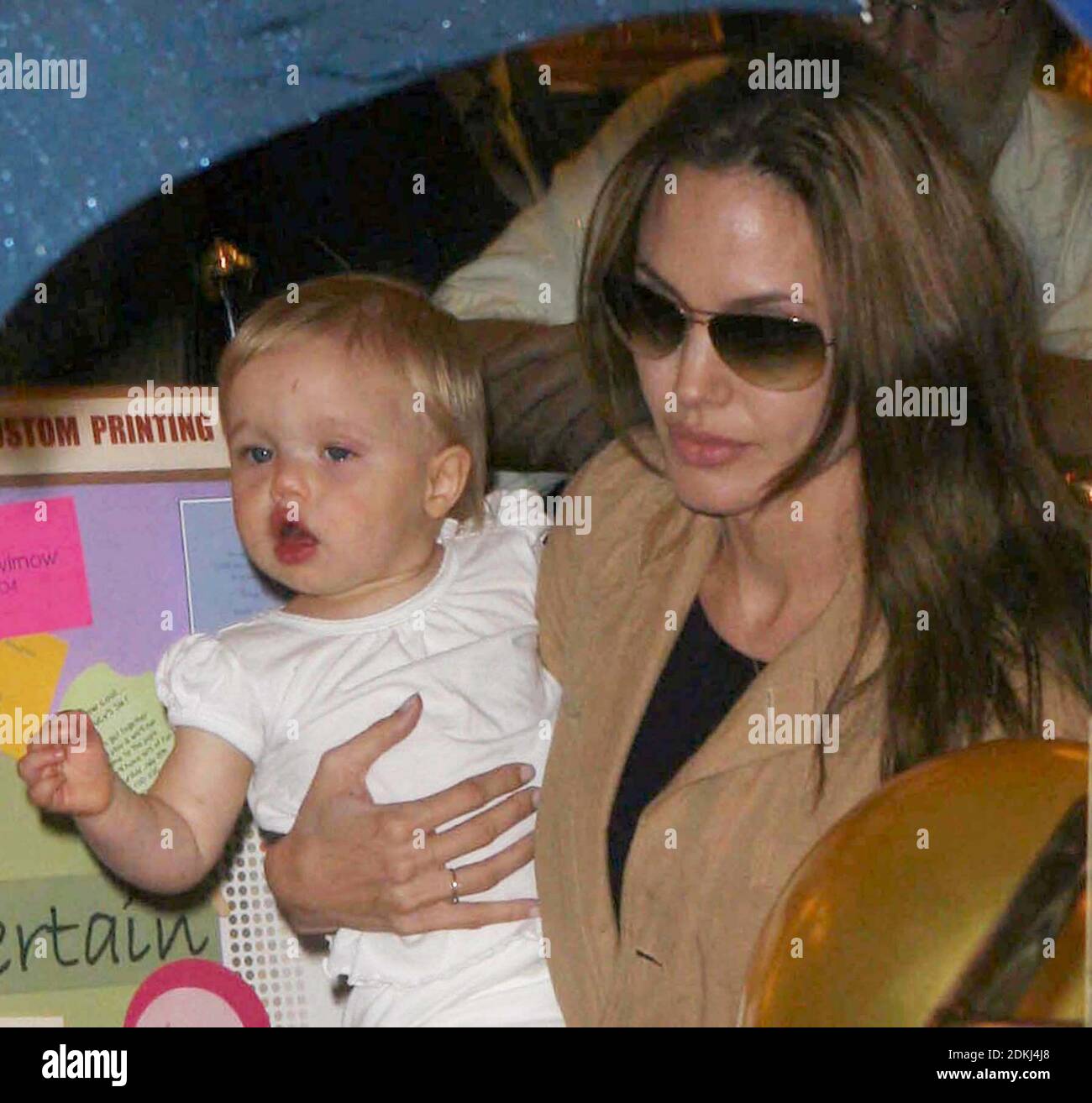 Angelina Jolie7892.JPG New York, NY 6-16-2007 Angelina Jolie et ses enfants au Lee's Art Shop, à West 57th Street photo de John Barrett/PHOTOlink Banque D'Images