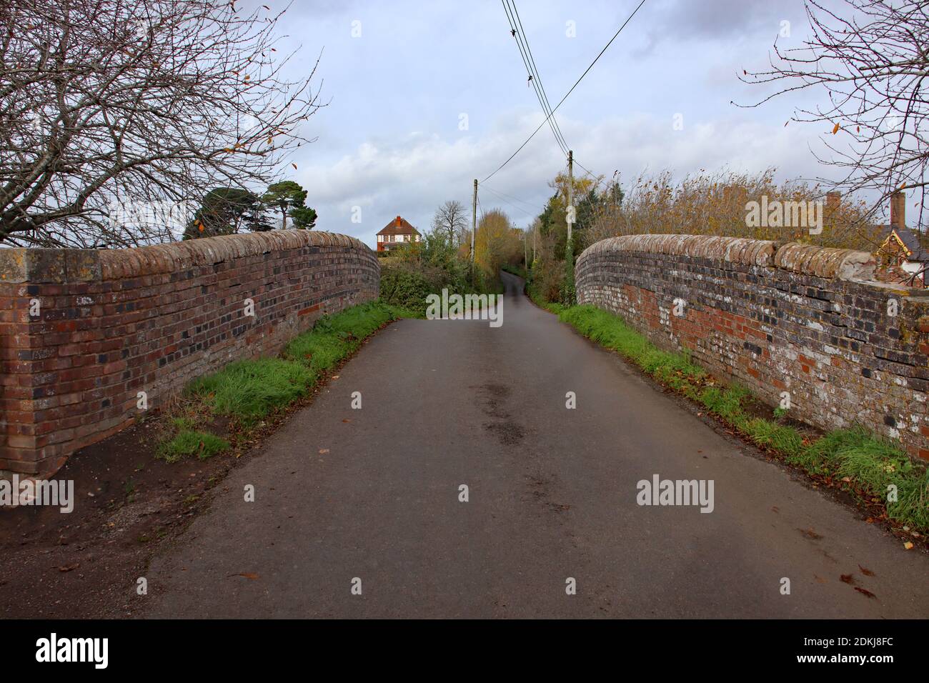 Une ruelle de campagne tranquille sur un pont arrière au-dessus de la Le canal de Taunton et Bridgewater dans le Somerset lors d'un automne couvert jour Banque D'Images