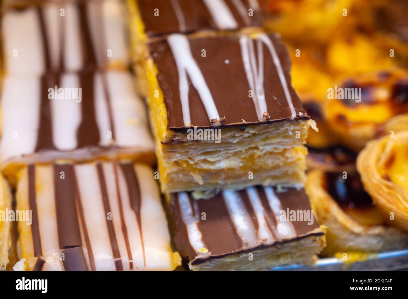 Patisserie Traditionnelle Au Portugal Ćufs Frais Gateaux A La Creme Au Chocolat En Gros Plan Photo Stock Alamy Patisserie Traditionnelle Au Portugal Ćufs Frais Gateaux A La Creme Au Chocolat En Gros Plan Photo Stock Alamy