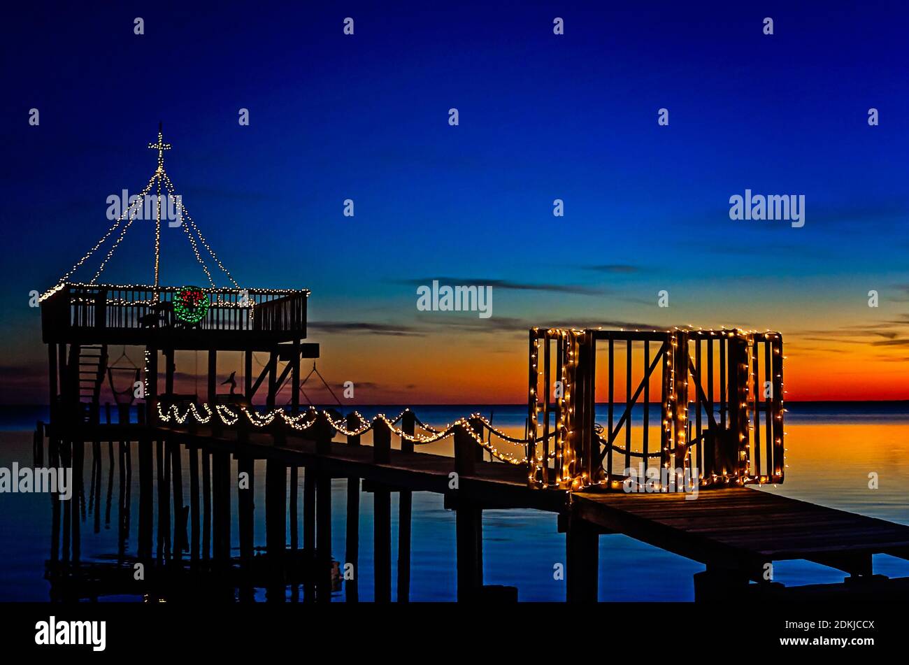 Les lumières de Noël ornent un dock sur la plage Coden, 24 décembre 2013, dans l'Alabama, Coden. Banque D'Images