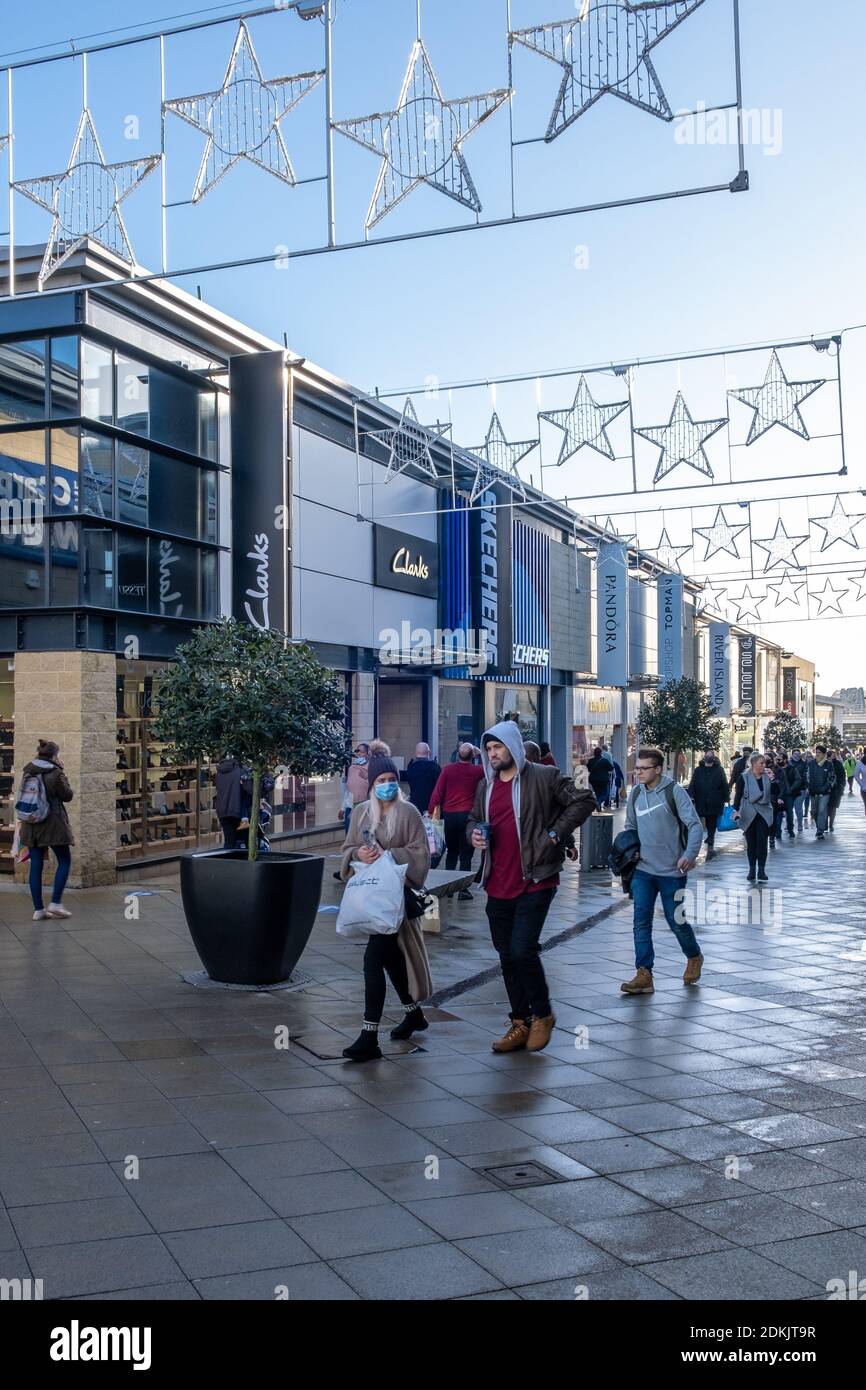 Harlow, Essex, England. 12th December 2020. Shoppers in Harlow Town Centre ahead of the Essex town moving to Tier 3 restrictions from 16th December 2020 - Photographer : Brian Duffy Banque D'Images