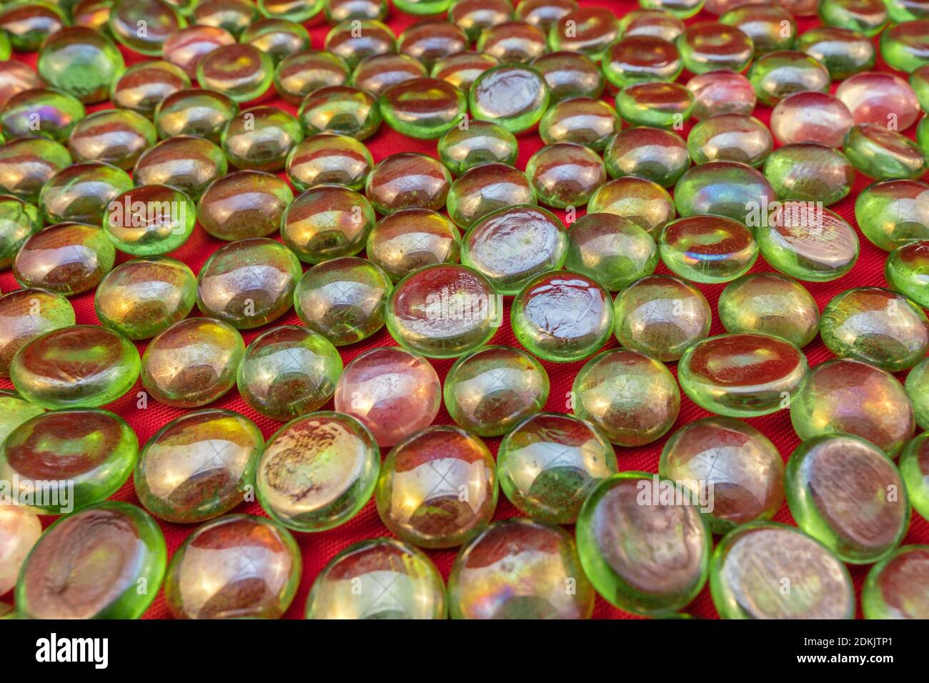 Perles de verre vertes sur fond rouge vif Banque D'Images