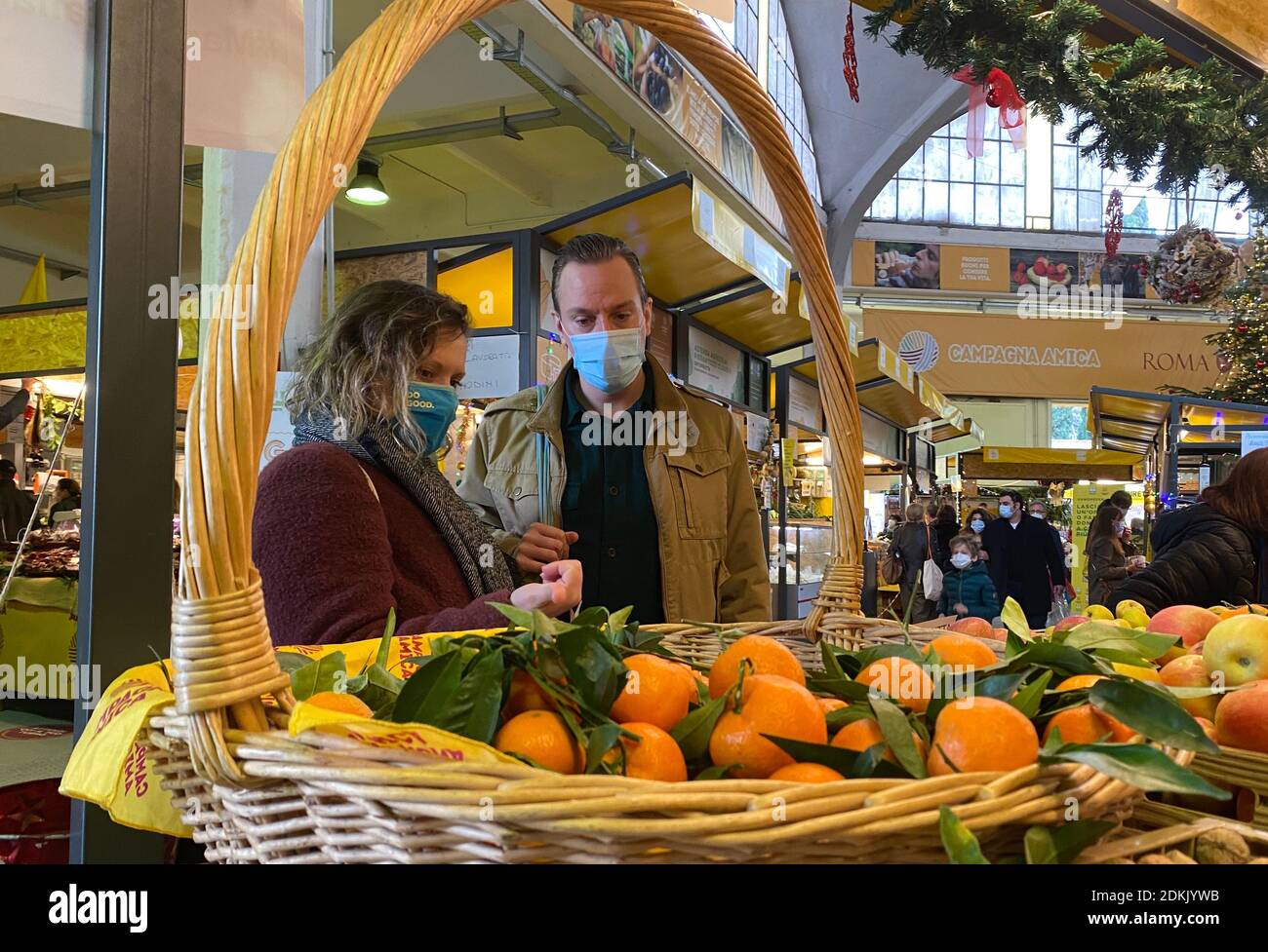 Rome, Italie. 12 décembre 2020. Lindsey et Roger Hagen achètent des fruits et légumes au marché de Campagna Amica à Rome, en Italie, le 12 décembre 2020. Presque tous les grands vacances en Italie implique un grand repas avec la famille et les amis. Mais parmi les règles strictes de santé du coronavirus, la prochaine saison des fêtes sera très différente. Crédit: Franco Bizzantino/Xinhua/Alay Live News Banque D'Images