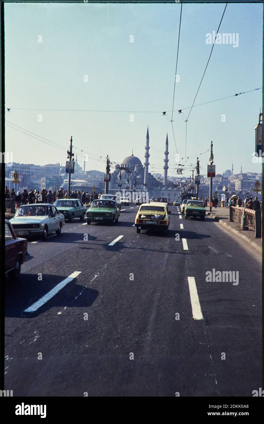 Photo historique: Pont Bosporus avec la mosquée Hagia Sophia / église et les vieilles voitures et autour de 1973 à Istanbul, Turquie. Reproduction à Marktoberdorf, Allemagne, 26 octobre 2020. © Peter Schatz / Alamy stock photos Banque D'Images