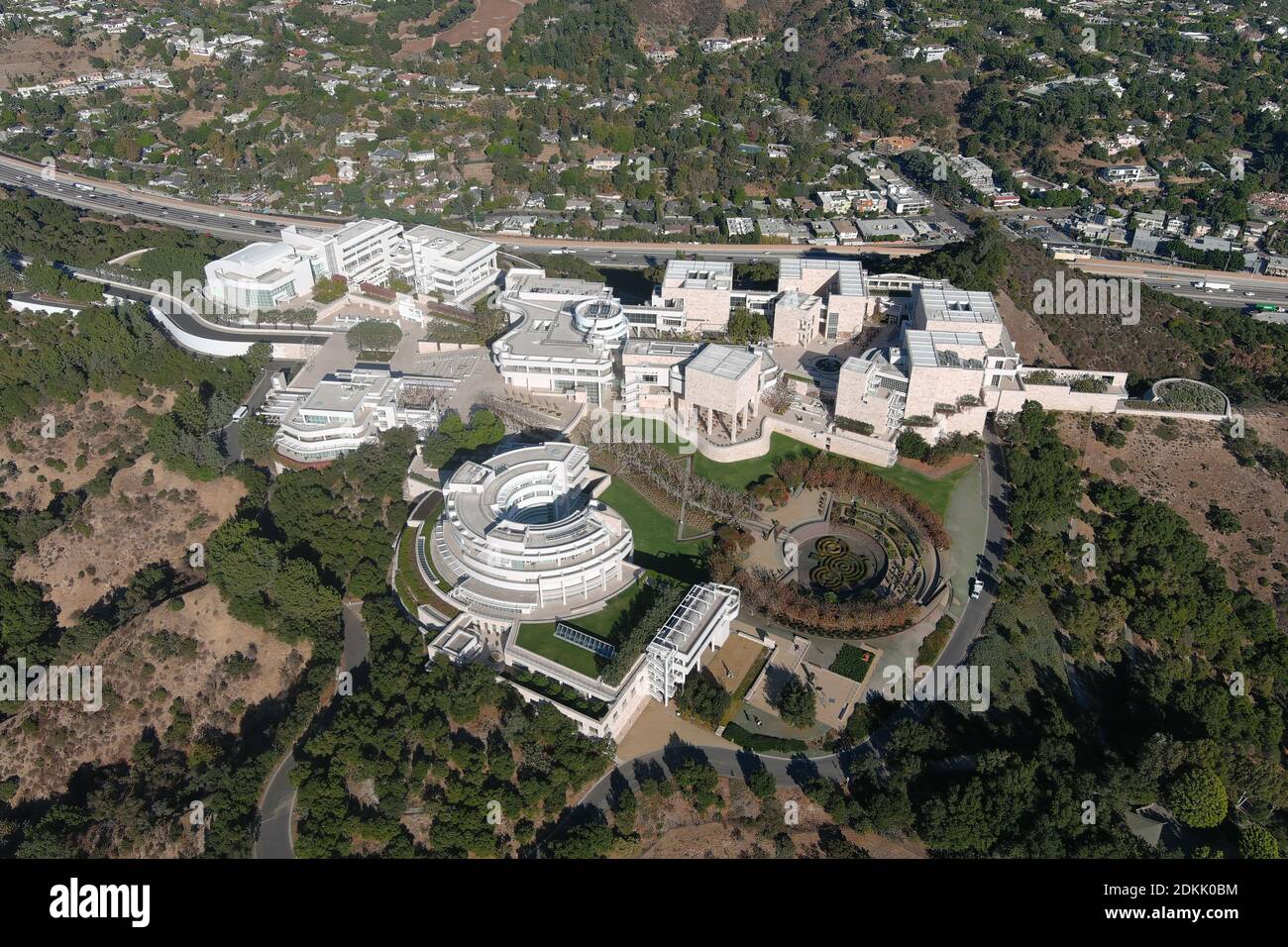 Une vue aérienne du Getty Center, le mardi 15 décembre 2020, à Los Angeles. Banque D'Images