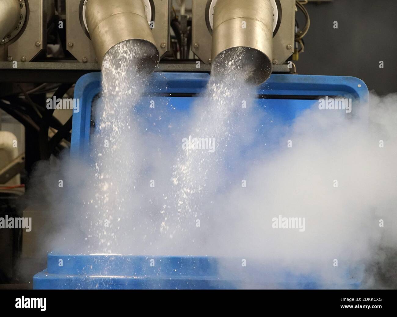 St. Louis, États-Unis. 15 décembre 2020. De la glace sèche à granules est fabriquée pour maintenir le vaccin Pfizer COVID-19 au niveau requis de 84 degrés en dessous de zéro pendant l'expédition, à CEE Kay Supply à St. Louis le mardi 15 décembre 2020. CEE Kay Supply est la seule entreprise du Missouri à fabriquer de la glace sèche. Photo par Bill Greenblatt/UPI crédit: UPI/Alay Live News Banque D'Images