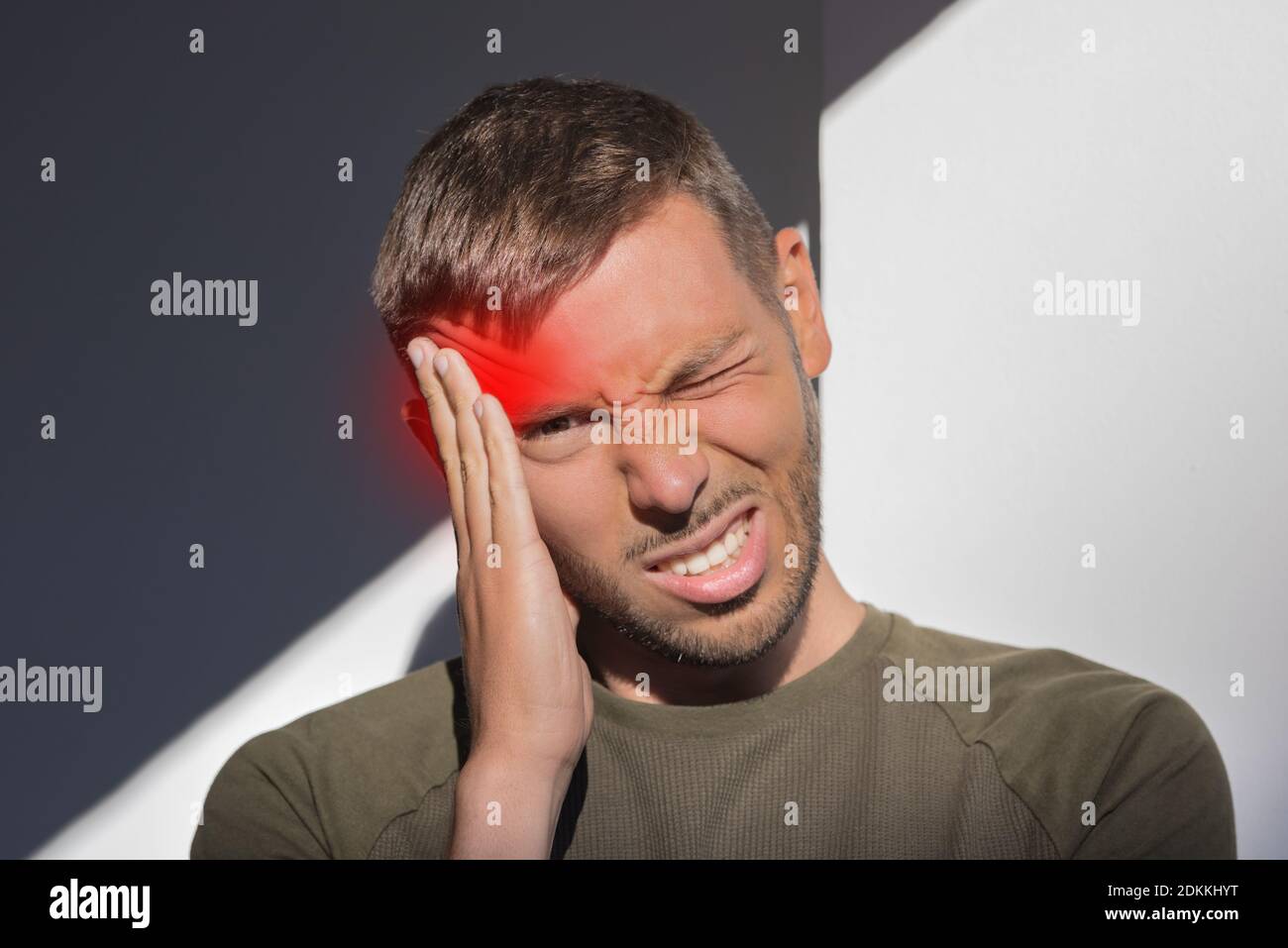 Homme touchant son temple et ayant des maux de tête forts de tension. Maux de tête de groupe Banque D'Images