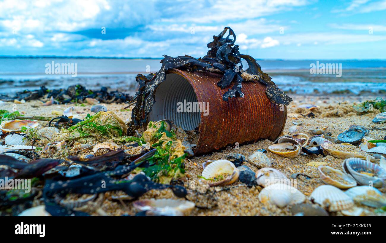 Gros plan de la poubelle rouillée sur les détritus de la pollution de sable  de la plage dans l'océan Photo Stock - Alamy