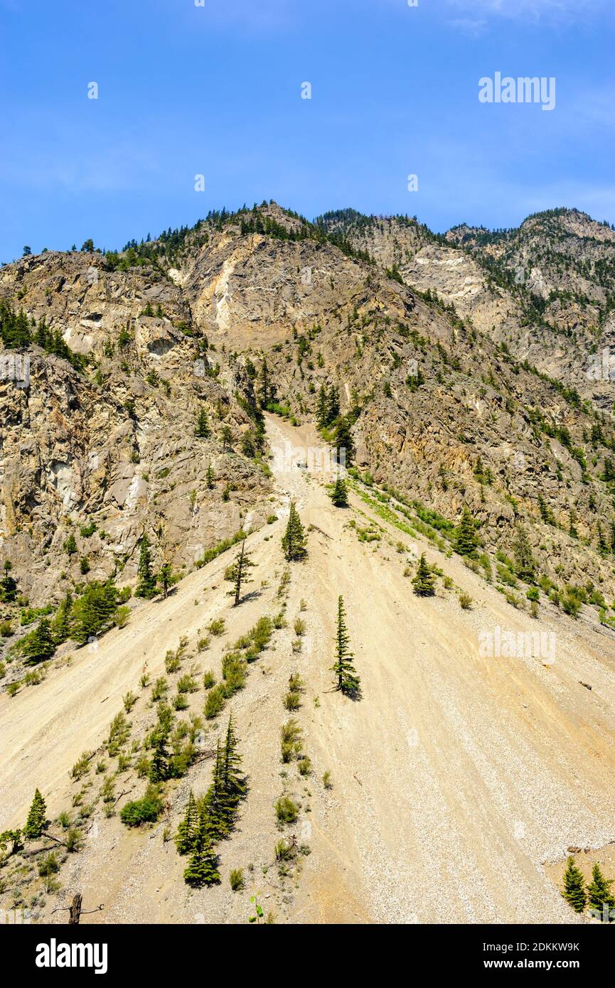 Le sable et les rochers s'étendent sous la chaîne de montagnes près de Lillooet, Colombie-Britannique, Canada. Banque D'Images