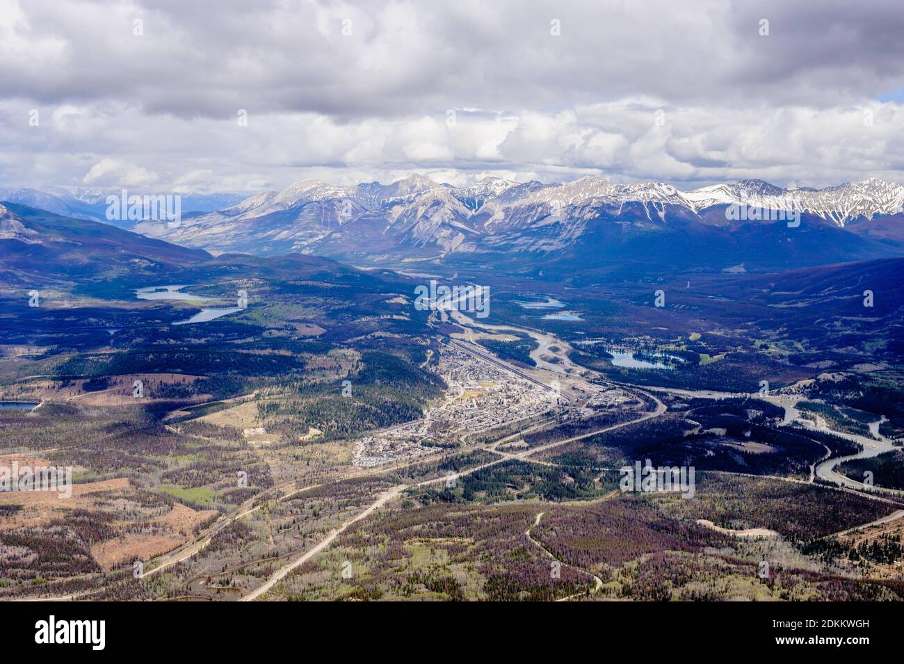 Ville et nature sauvage et montagnes environnantes à Jasper, Alberta, Canada. Banque D'Images