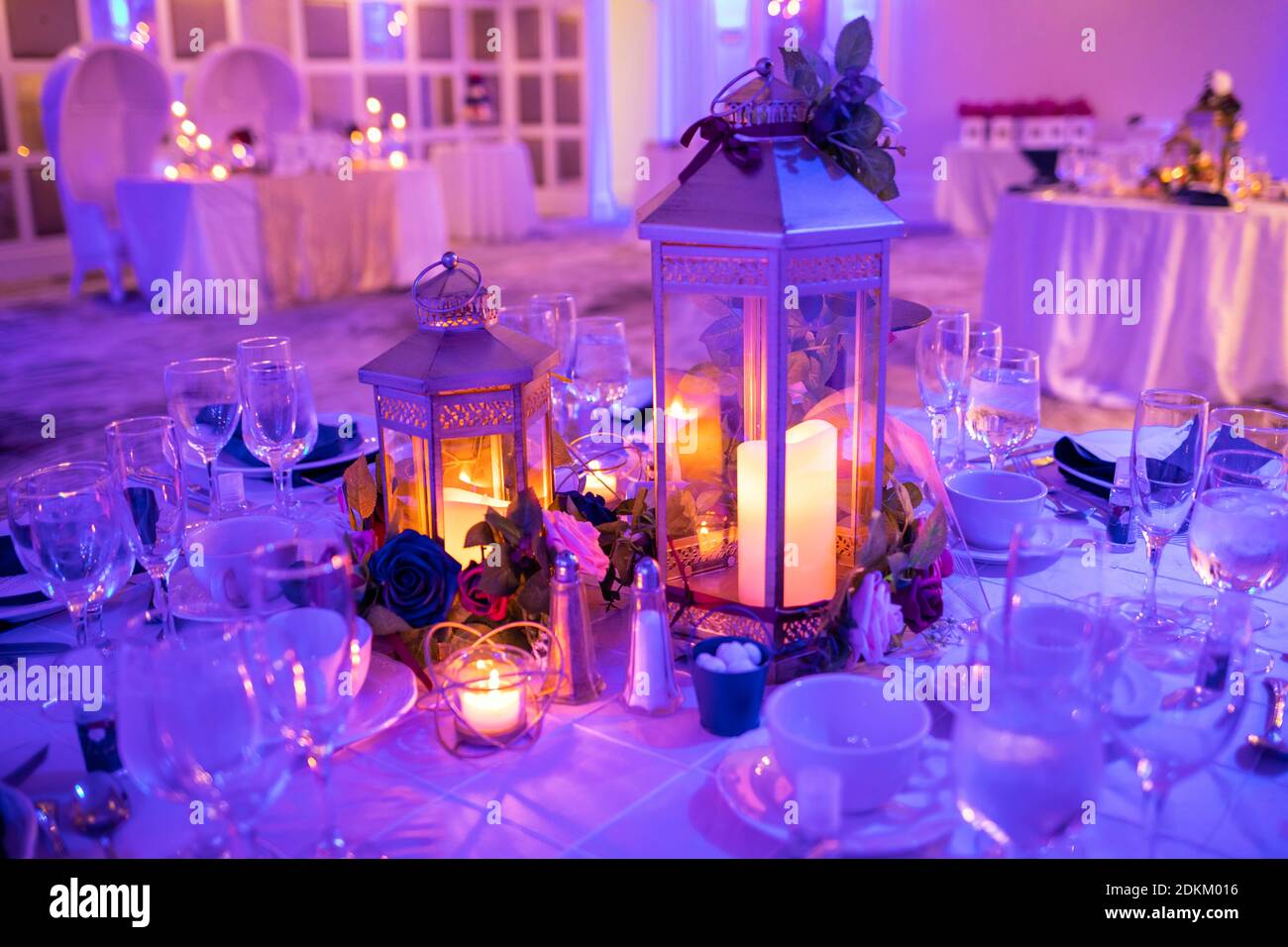 Table romantique pour un événement spécial avec bougies à l'intérieur haut Banque D'Images