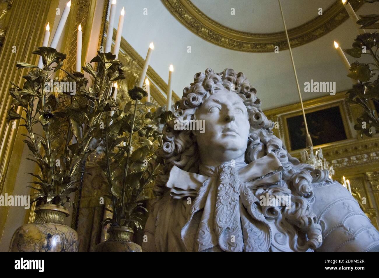 Un buste dans la Galerie des glaces du château de Versailles, un palais royal de Versailles, en France. Banque D'Images