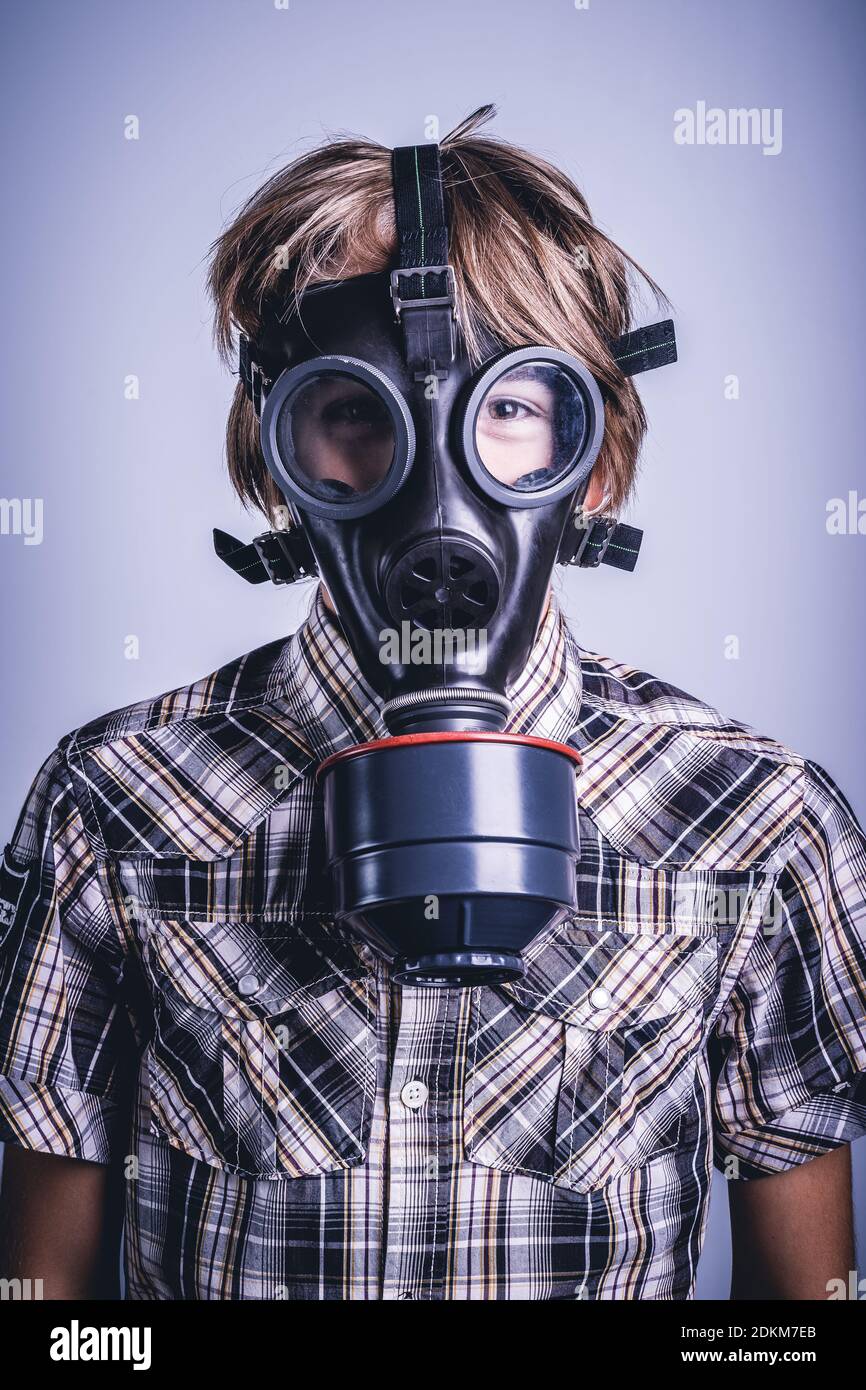 Petit garçon portant UN masque de gaz de protection pour le risque chimique  bactériologique nucléaire rester sûr concept Photo Stock - Alamy