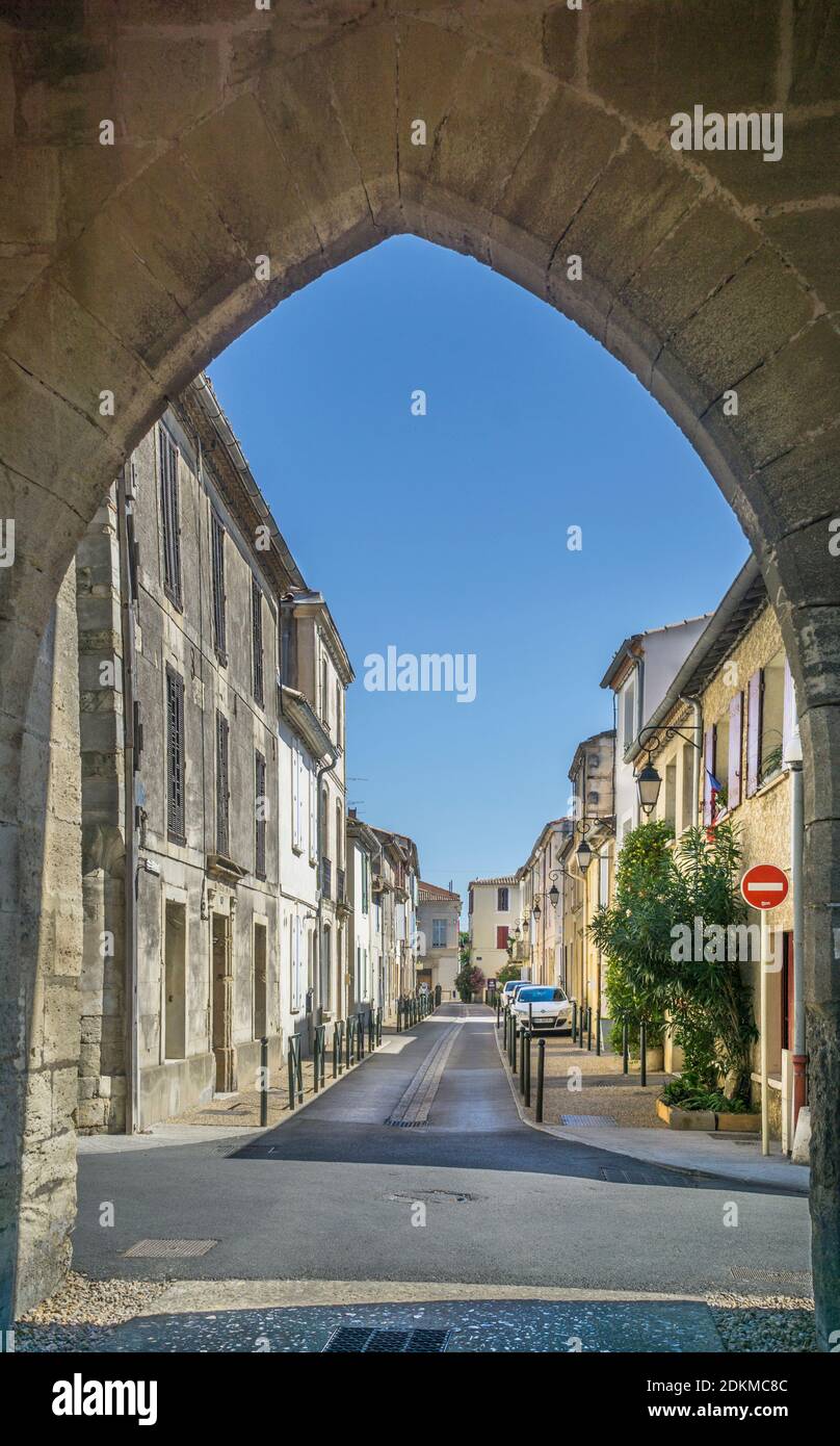 Rue Theaulon dans la ville médiévale fortifiée d'Aigues-mortes, vue à travers la porte sud-ouest de la ville dans les remparts, petite Camargue, département du Gard, Banque D'Images