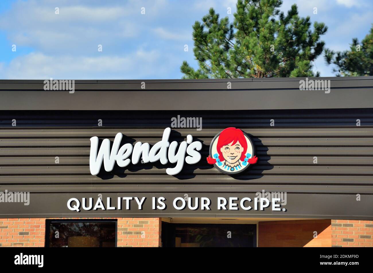 Streamwood, Illinois, États-Unis. Logo et texte au-dessus d'une entrée à un restaurant rapide Wendy's dans un centre commercial de Strip dans la banlieue de Chicago. Banque D'Images