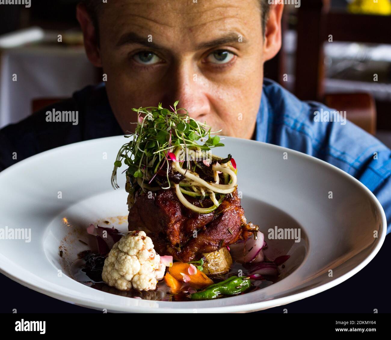 Portrait de l'homme avec la nourriture dans l'assiette Photo Stock - Alamy