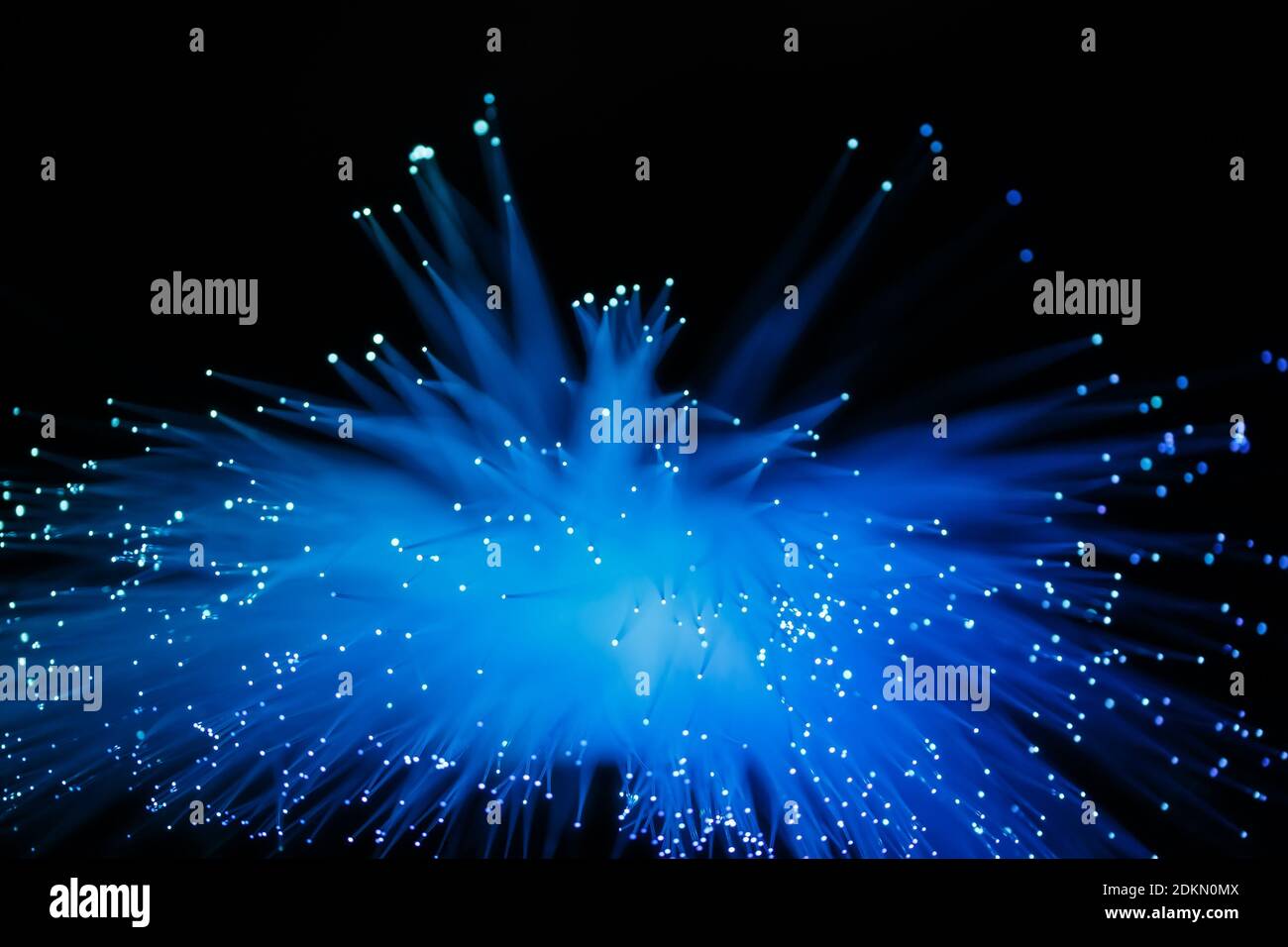 Arrière-plan abstrait en fibre optique luminescent avec rétroéclairage bleu Banque D'Images