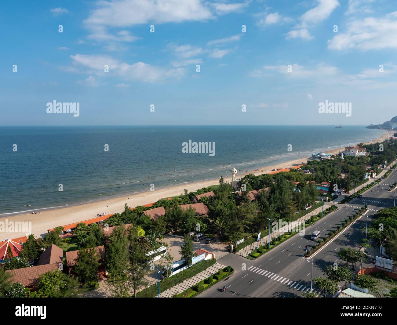 Bai Sau ou Back Beach à Vung Tau dans la province de Bang Ria-Vung Tau au au Sud du Vietnam, avec des resorts et des pavillons de restaurant sur la plage. Banque D'Images