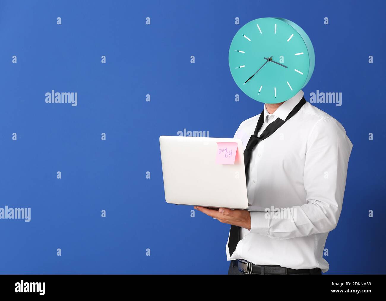 Jeune homme d'affaires avec horloge au lieu de la tête et ordinateur portable sur fond de couleur. Concept de gestion du temps Banque D'Images