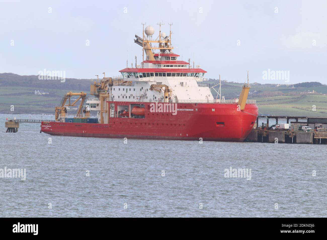 Le navire de recherche Sir RRS David Attenborough est amarré sur les quais de Holyhead à Anglesey, au pays de Galles. Le navire a terminé sa première série de tests techniques Banque D'Images