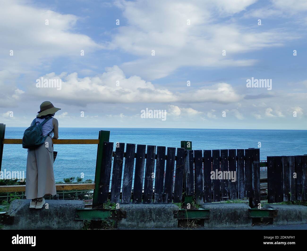 La jeune fille se trouve sur la station Duoliang la plus belle station À Taïwan Banque D'Images