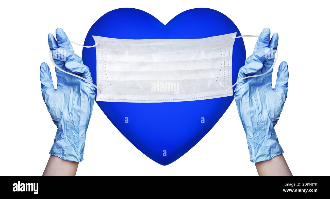 Mains en gants, masque médical, motif coeur bleu, protection du coronavirus sur le concept de la Saint Valentin, symbole de l'amour et de la sécurité, vacances romantiques Banque D'Images