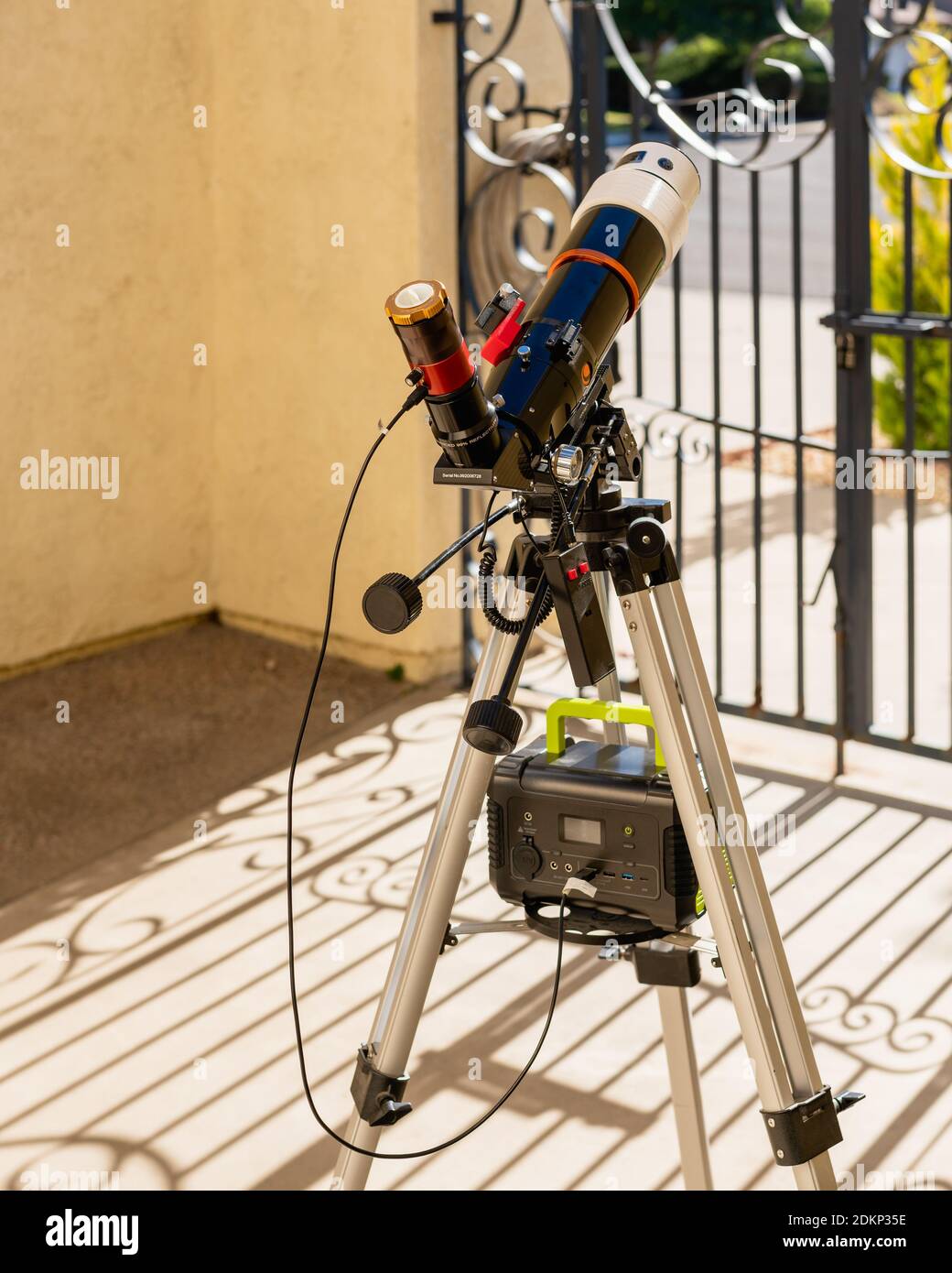 Télescope solaire en face de la maison dans la journée ensoleillée, cour avant Banque D'Images