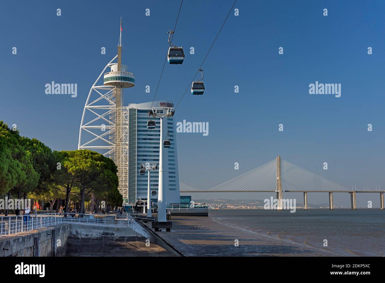 Tour Vasco da Gama et téléphérique. Pont Vasco da Gama, Parque das Nações Lisbonne Portugal Banque D'Images