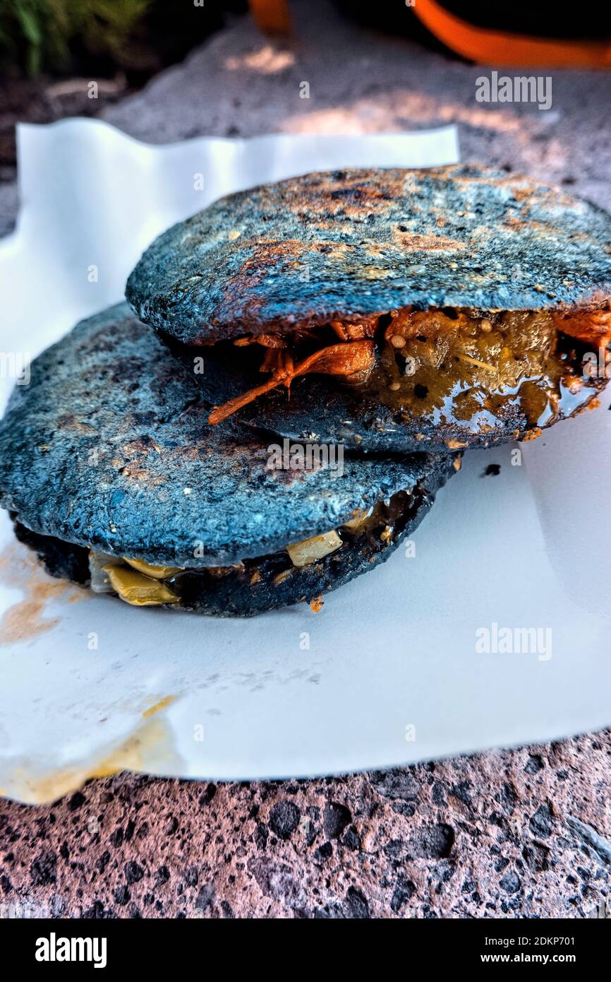 Gorditas au maïs bleu savoureux, Bernal, Queretaro, Mexique Banque D'Images