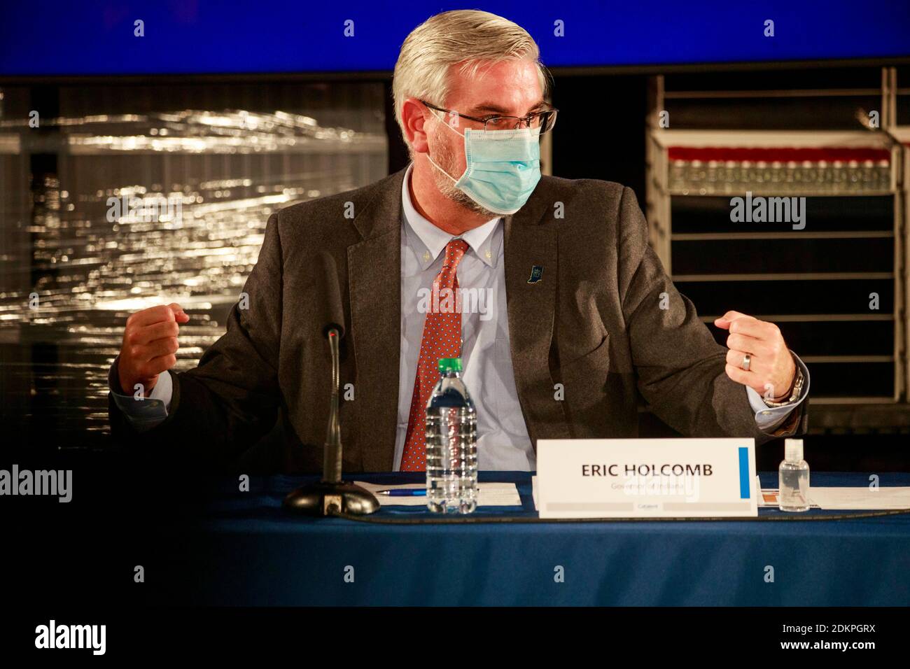 Bloomington, États-Unis. 15 décembre 2020. Le gouverneur de l'Indiana, Eric Holcomb, portant un masque facial, parle lors d'une table ronde à Catalent Biologics, où les flacons de vaccin COVID sont remplis. Crédit : SOPA Images Limited/Alamy Live News Banque D'Images