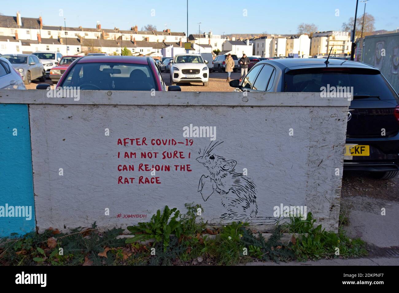 Street art à Cheltenham, Glos fatturant un rat ne voulant pas rejoindre la course de rat après Covid 19 Banque D'Images